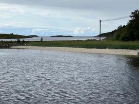 Hvit badestrand på Vågaholmen på Helgelandskysten.
Vises godt ved innseiling i Våga-vika